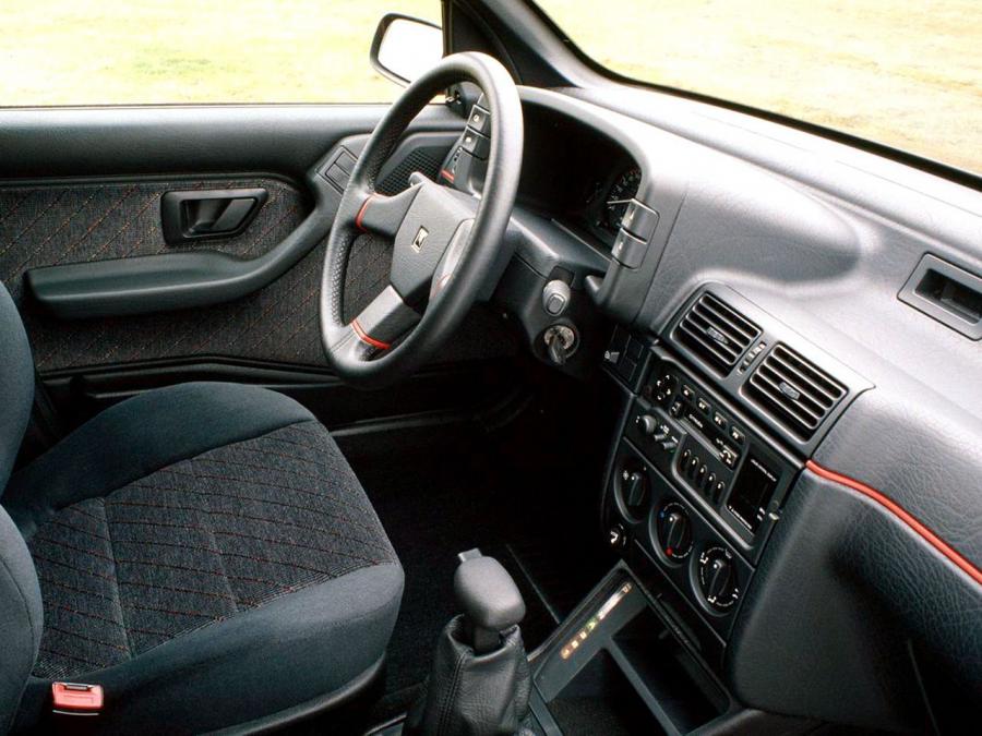 Интерьер Citroen ZX 5-Door 1991 года  (фото 16 из 19)